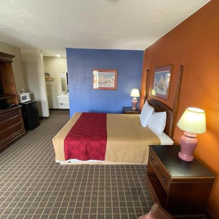 Knights Inn & Suites Emporia Exterior photo