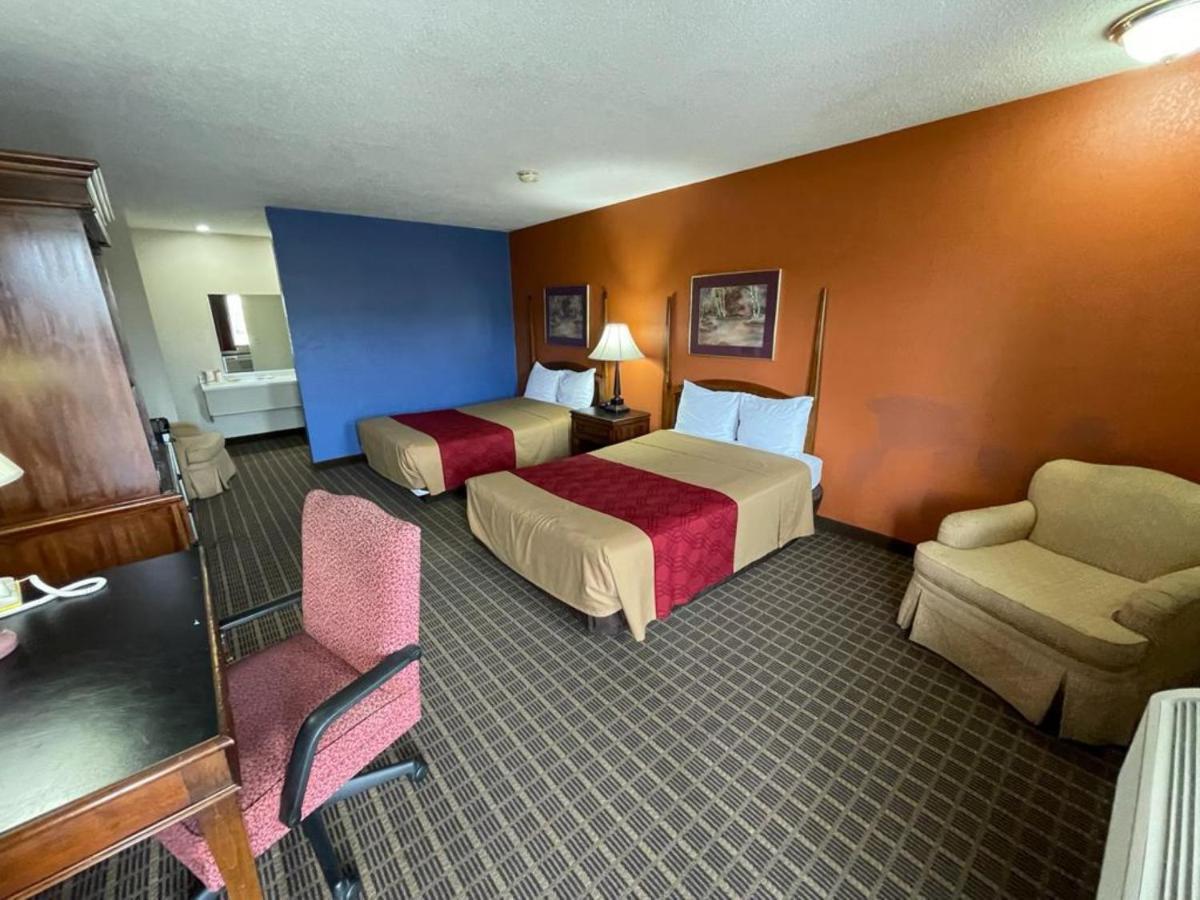 Knights Inn & Suites Emporia Exterior photo