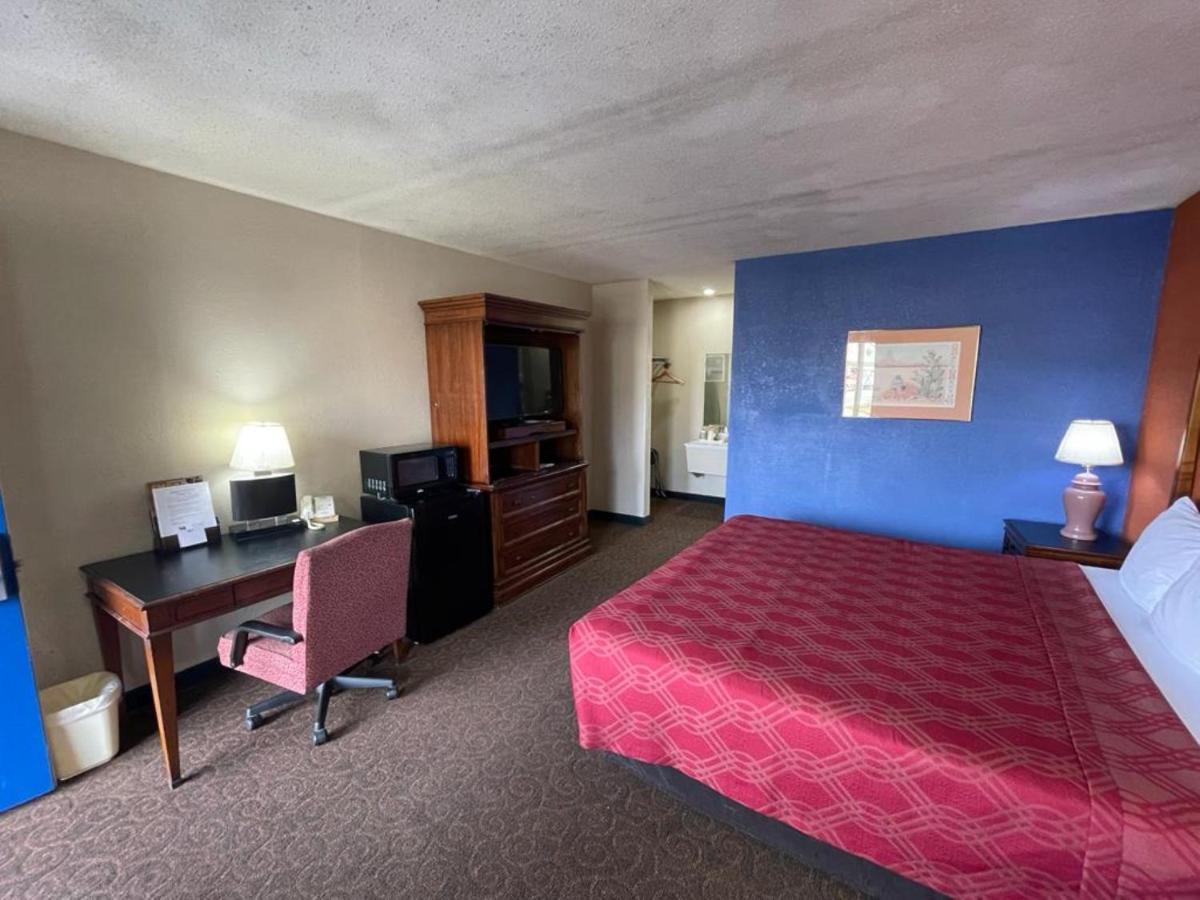 Knights Inn & Suites Emporia Exterior photo