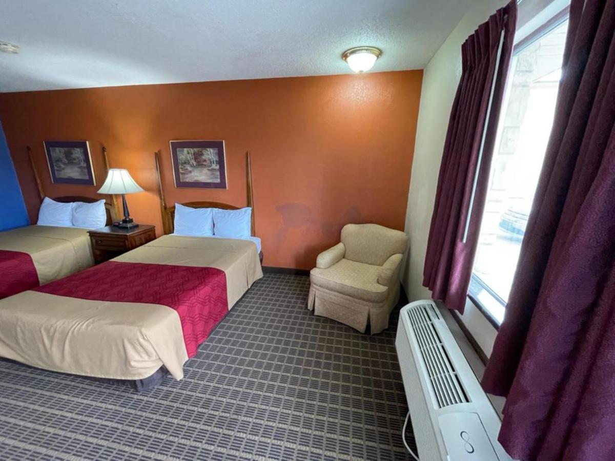 Knights Inn & Suites Emporia Exterior photo