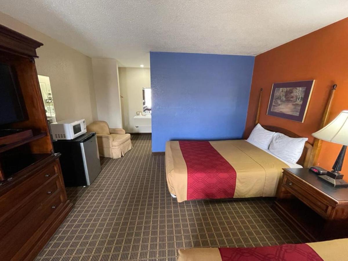Knights Inn & Suites Emporia Exterior photo