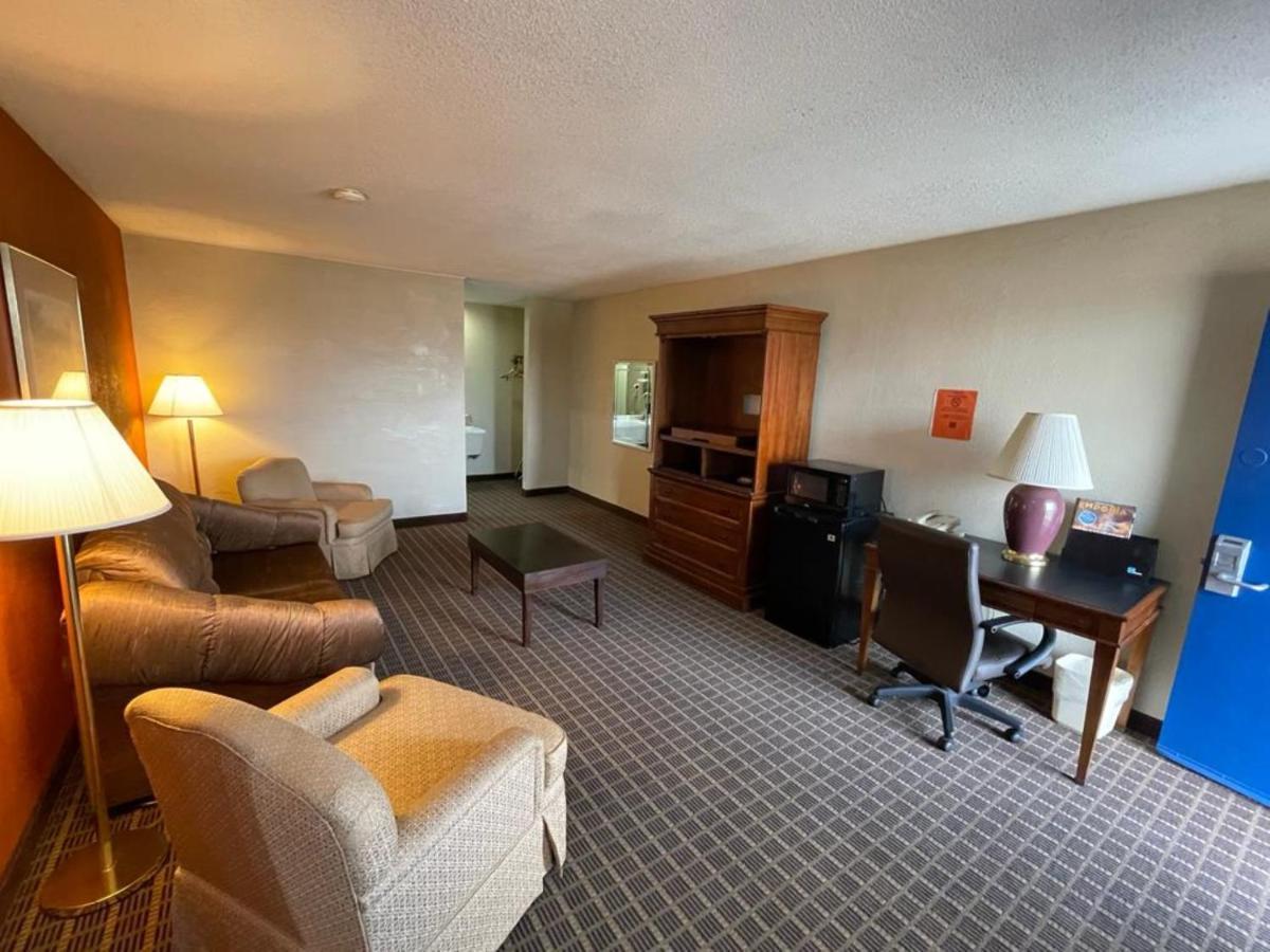 Knights Inn & Suites Emporia Exterior photo