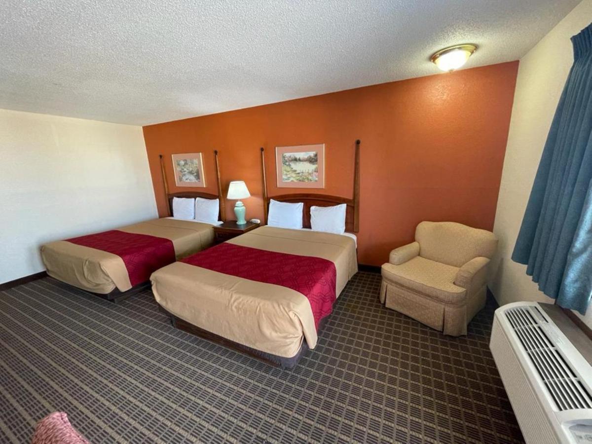 Knights Inn & Suites Emporia Exterior photo