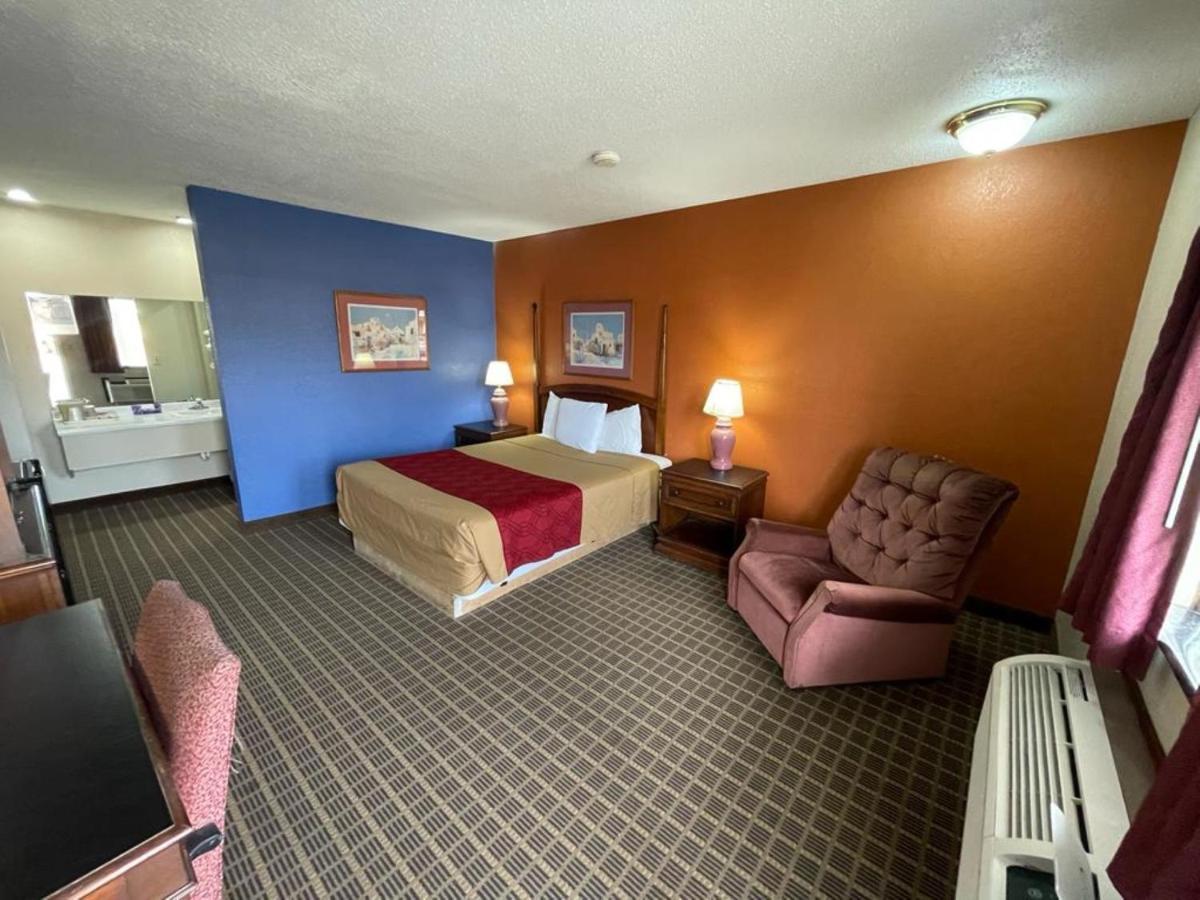 Knights Inn & Suites Emporia Exterior photo