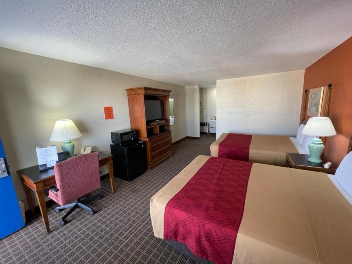 Knights Inn & Suites Emporia Exterior photo