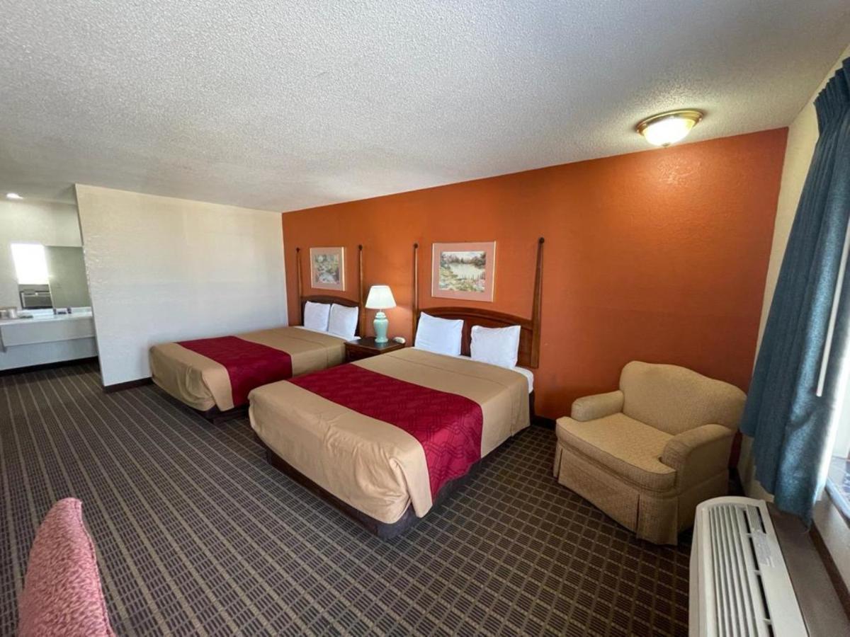 Knights Inn & Suites Emporia Exterior photo