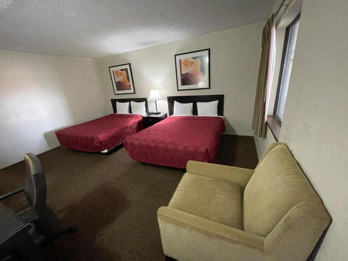Knights Inn & Suites Emporia Exterior photo