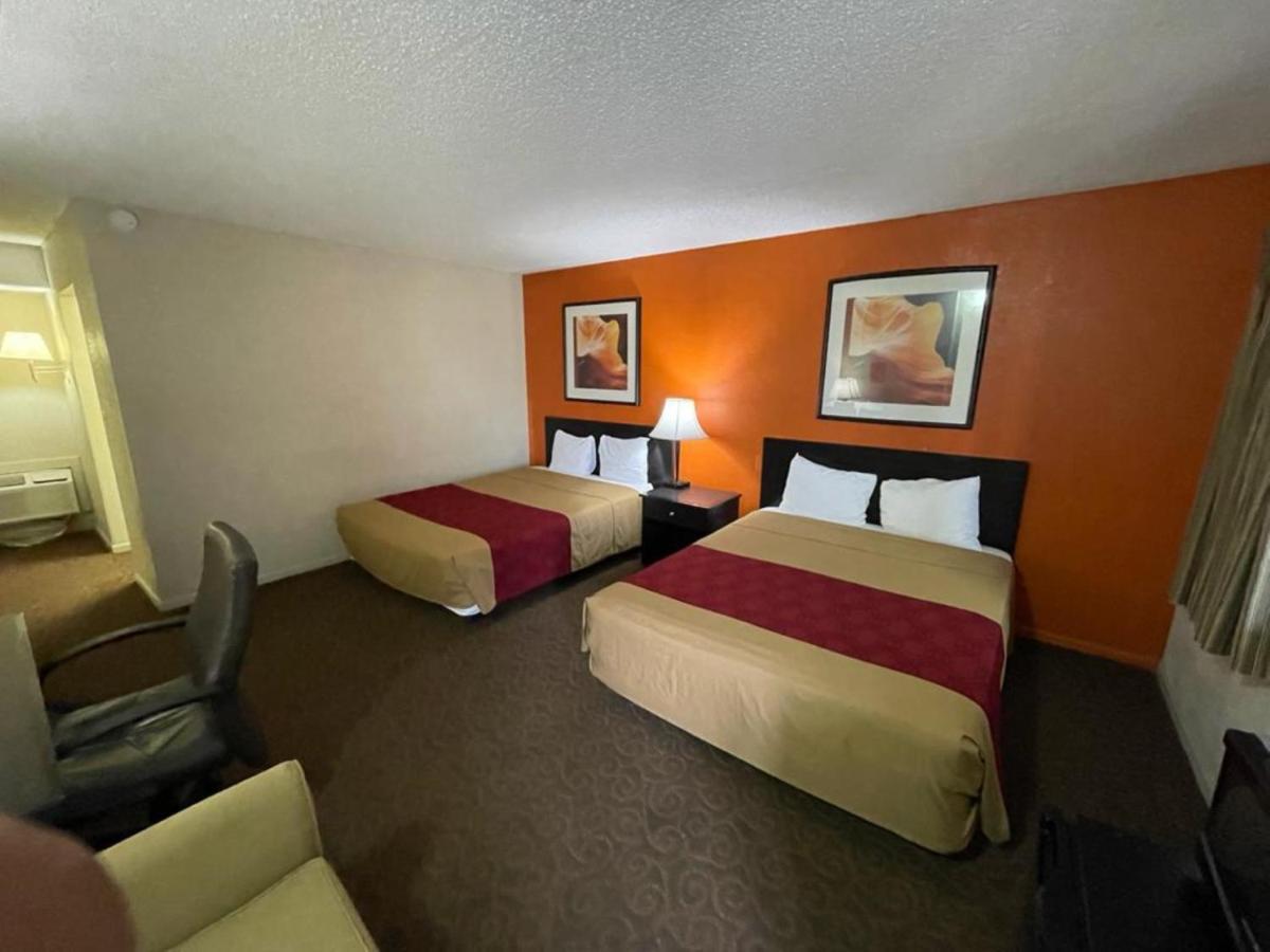 Knights Inn & Suites Emporia Exterior photo