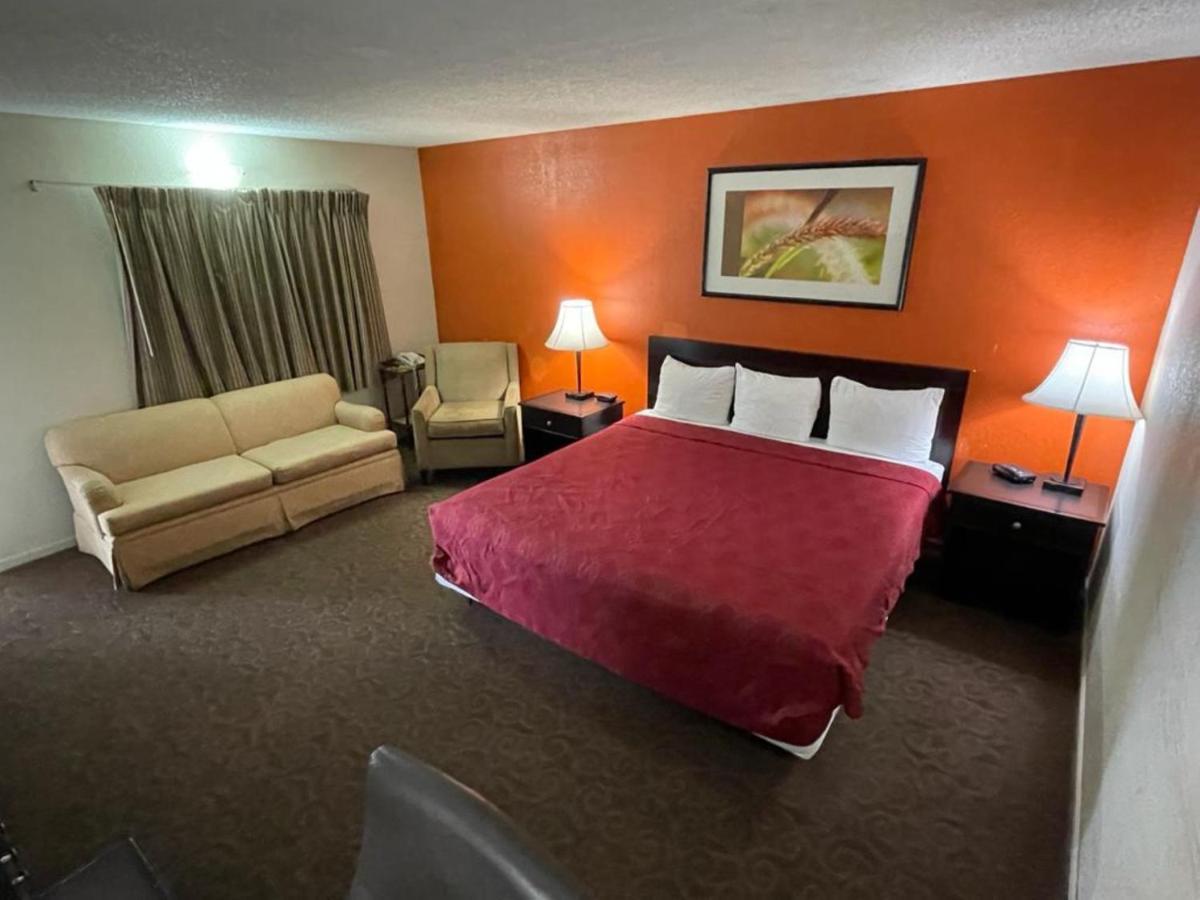 Knights Inn & Suites Emporia Exterior photo