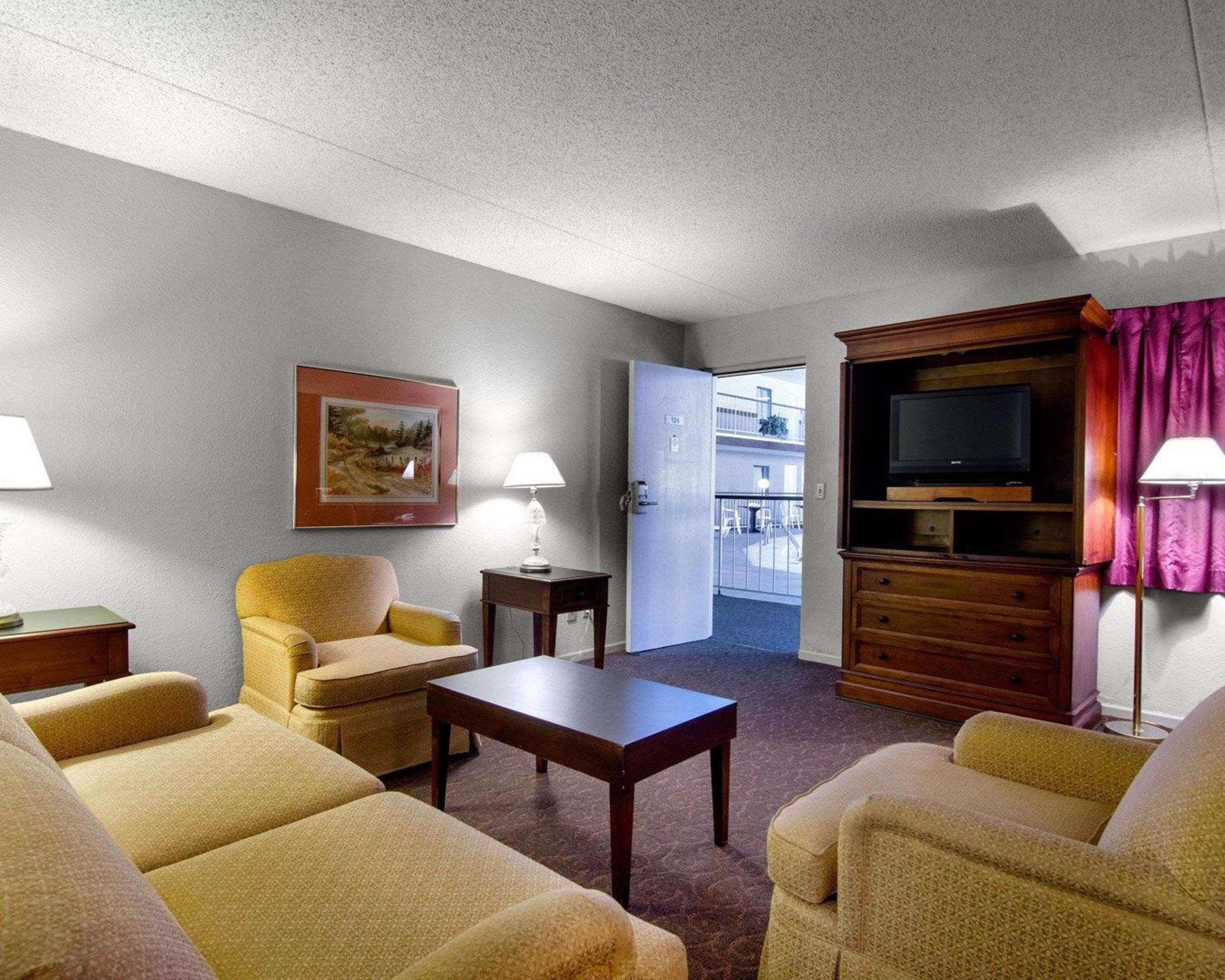 Knights Inn & Suites Emporia Exterior photo