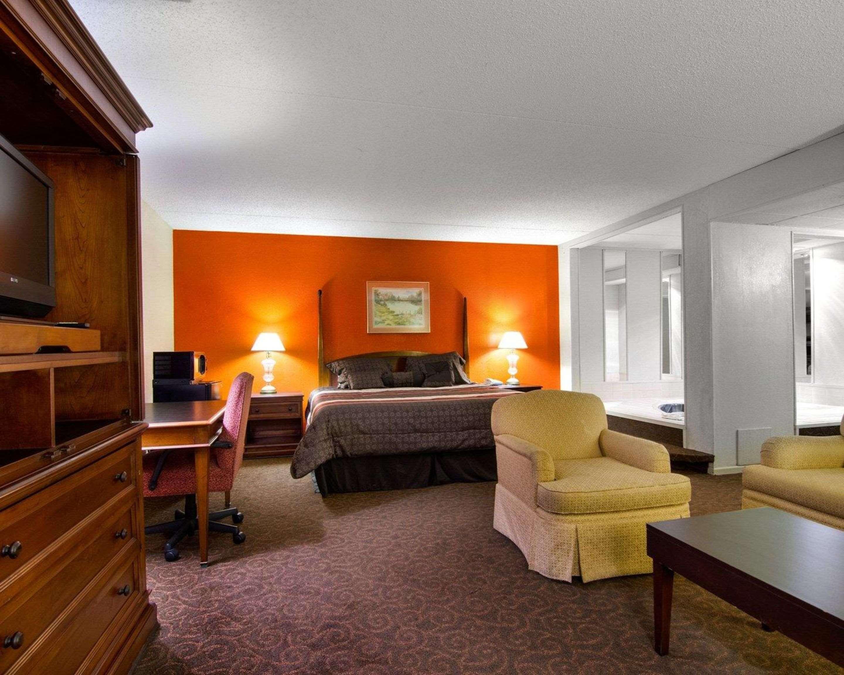 Knights Inn & Suites Emporia Exterior photo