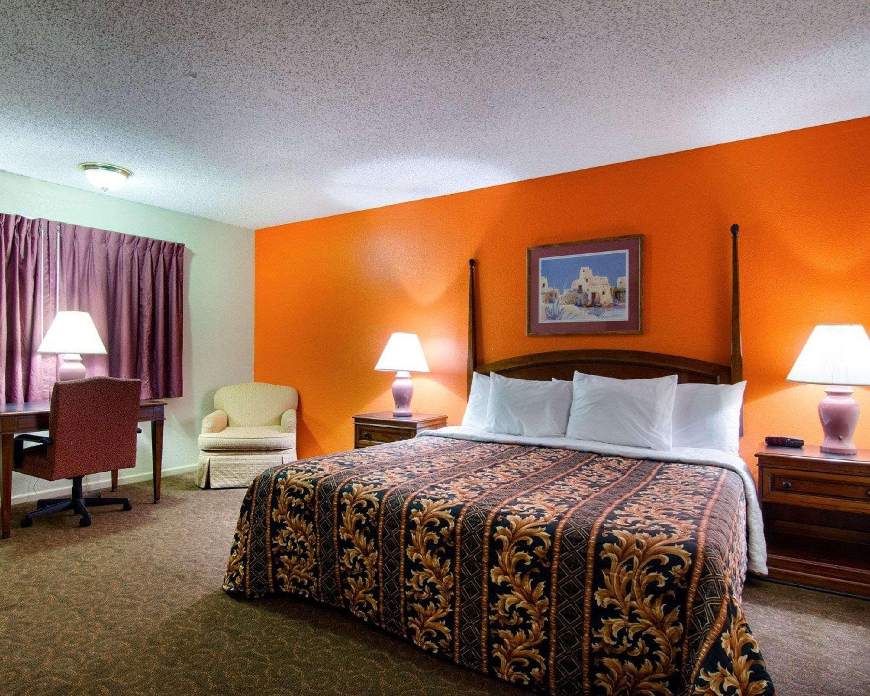 Knights Inn & Suites Emporia Exterior photo