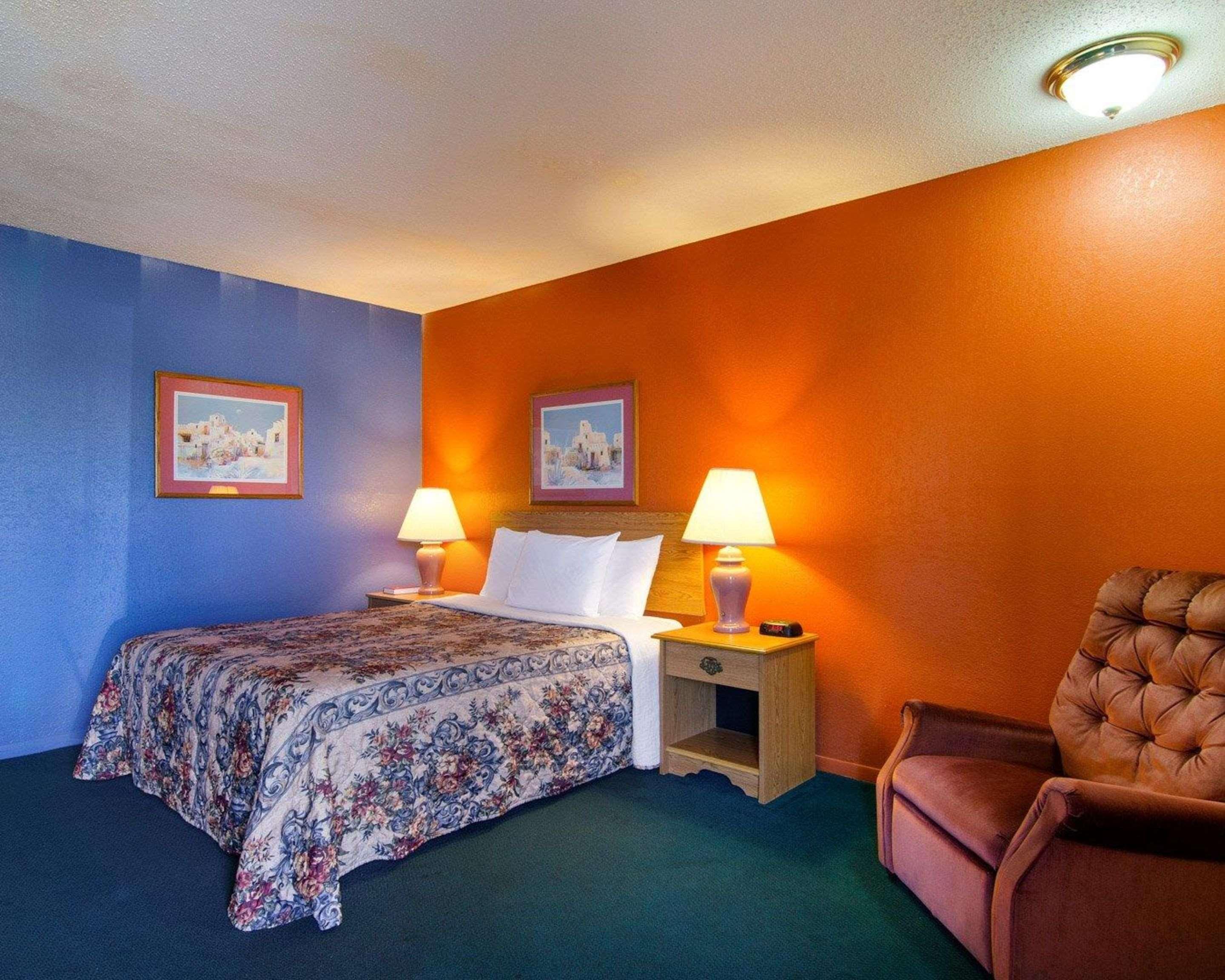 Knights Inn & Suites Emporia Exterior photo
