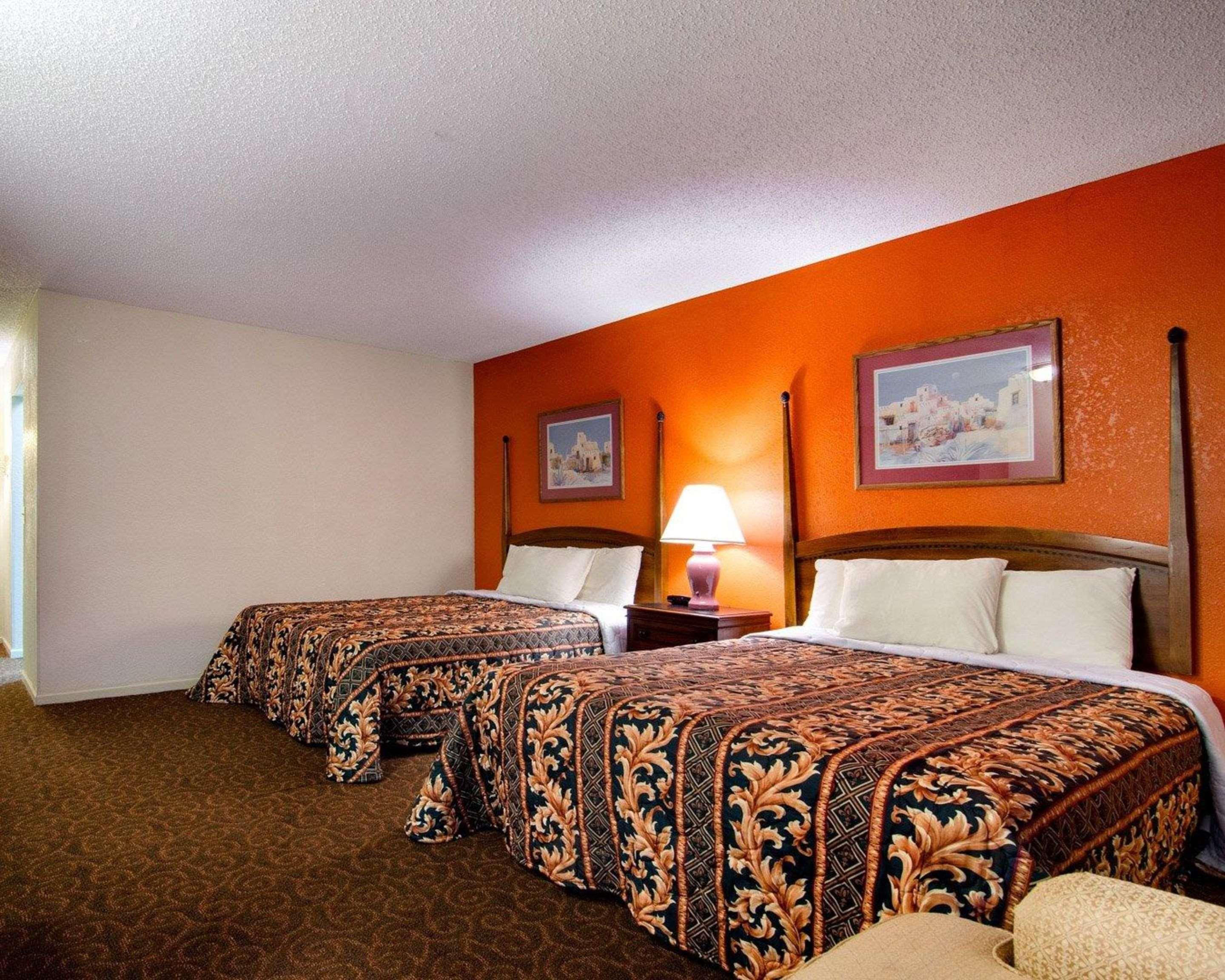 Knights Inn & Suites Emporia Exterior photo