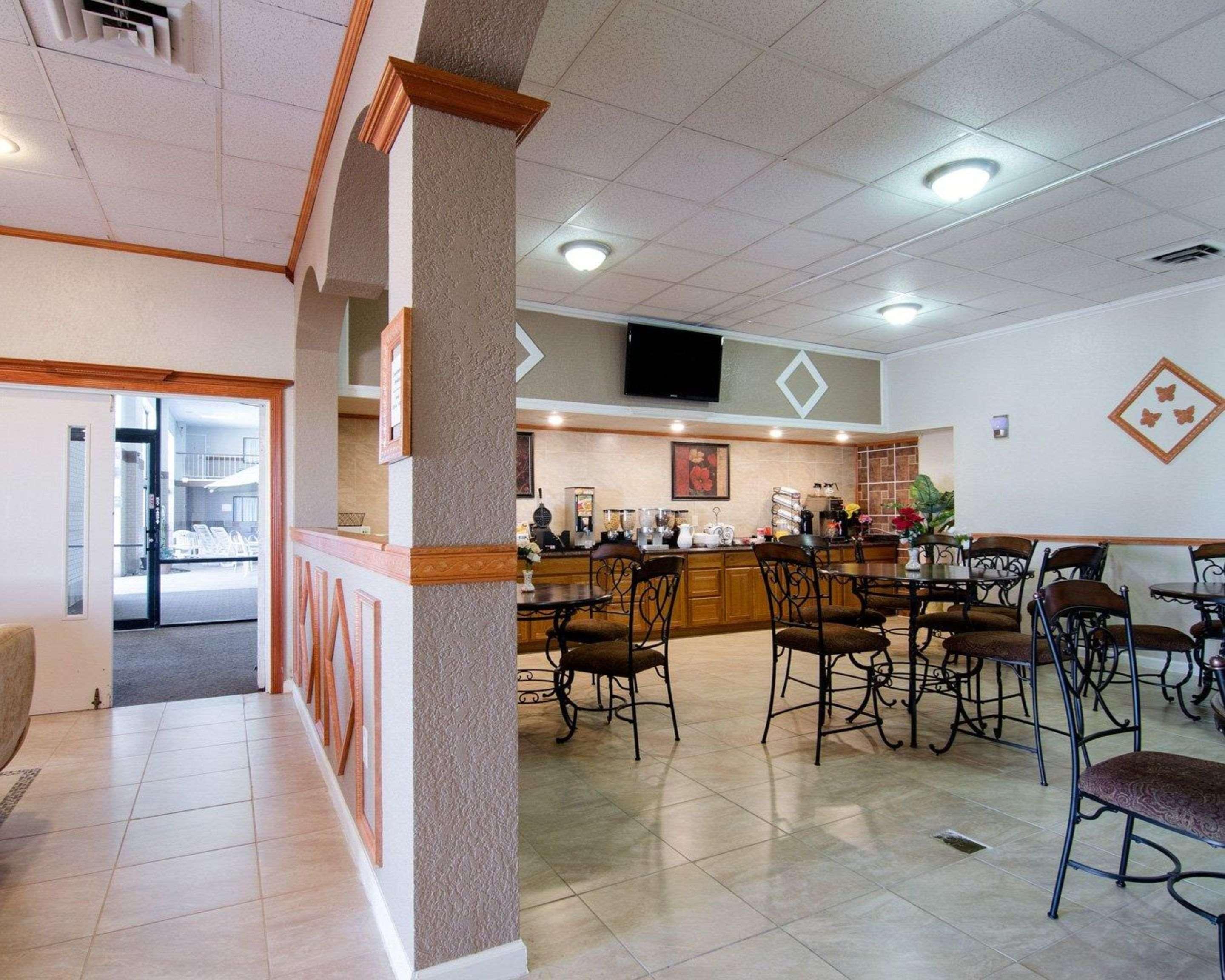 Knights Inn & Suites Emporia Exterior photo