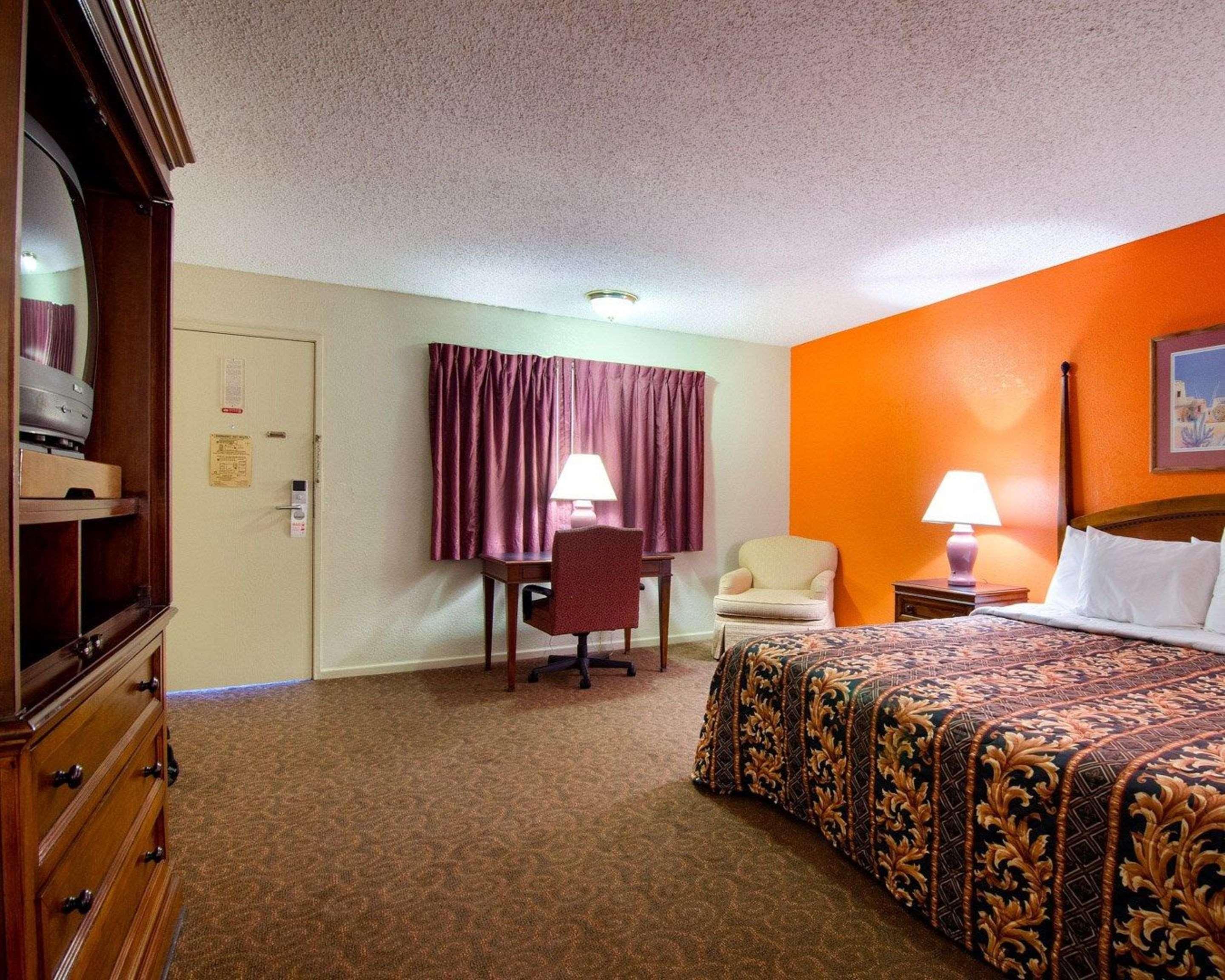 Knights Inn & Suites Emporia Exterior photo