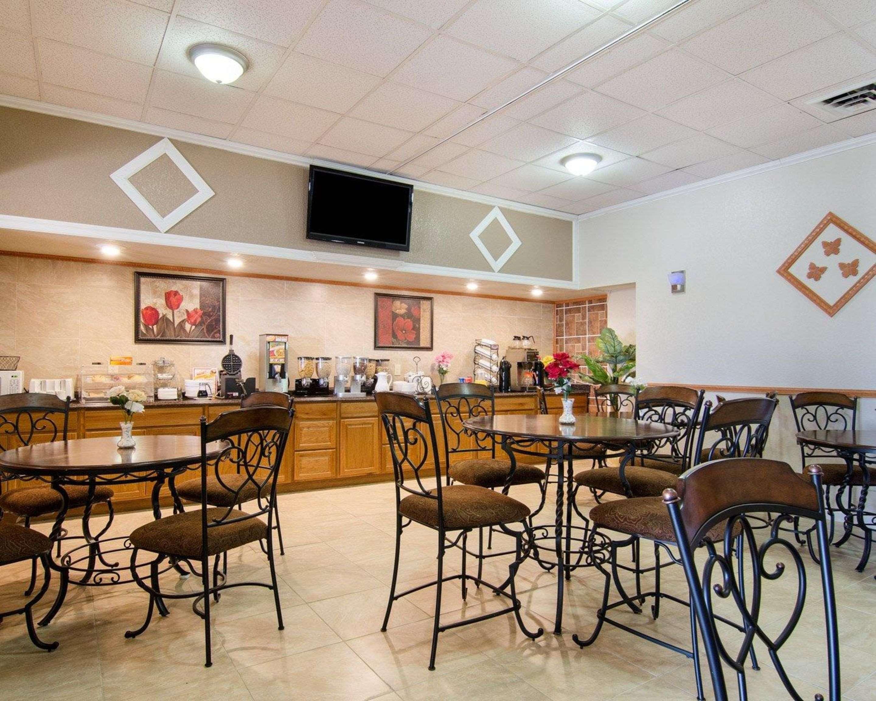 Knights Inn & Suites Emporia Exterior photo