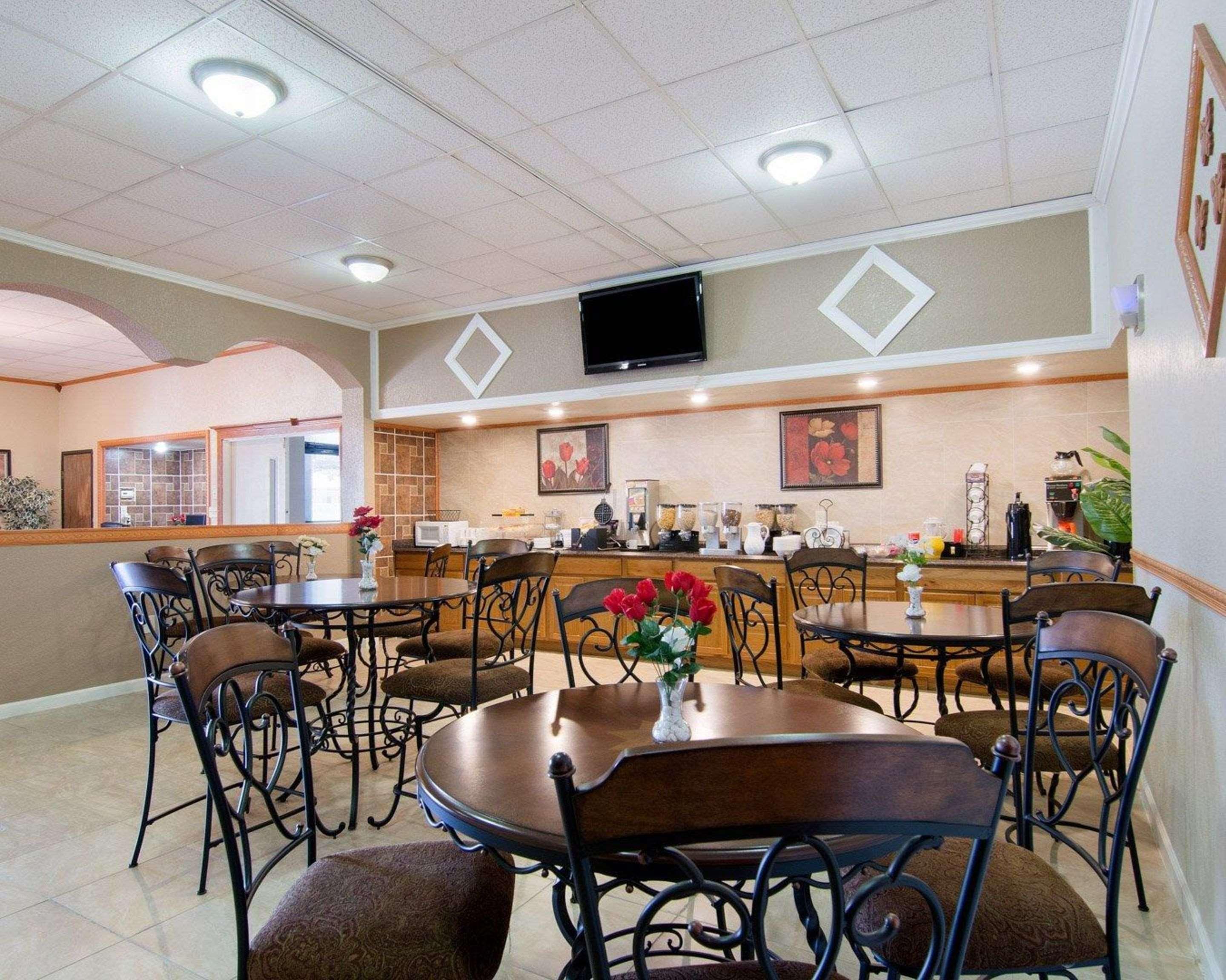 Knights Inn & Suites Emporia Exterior photo
