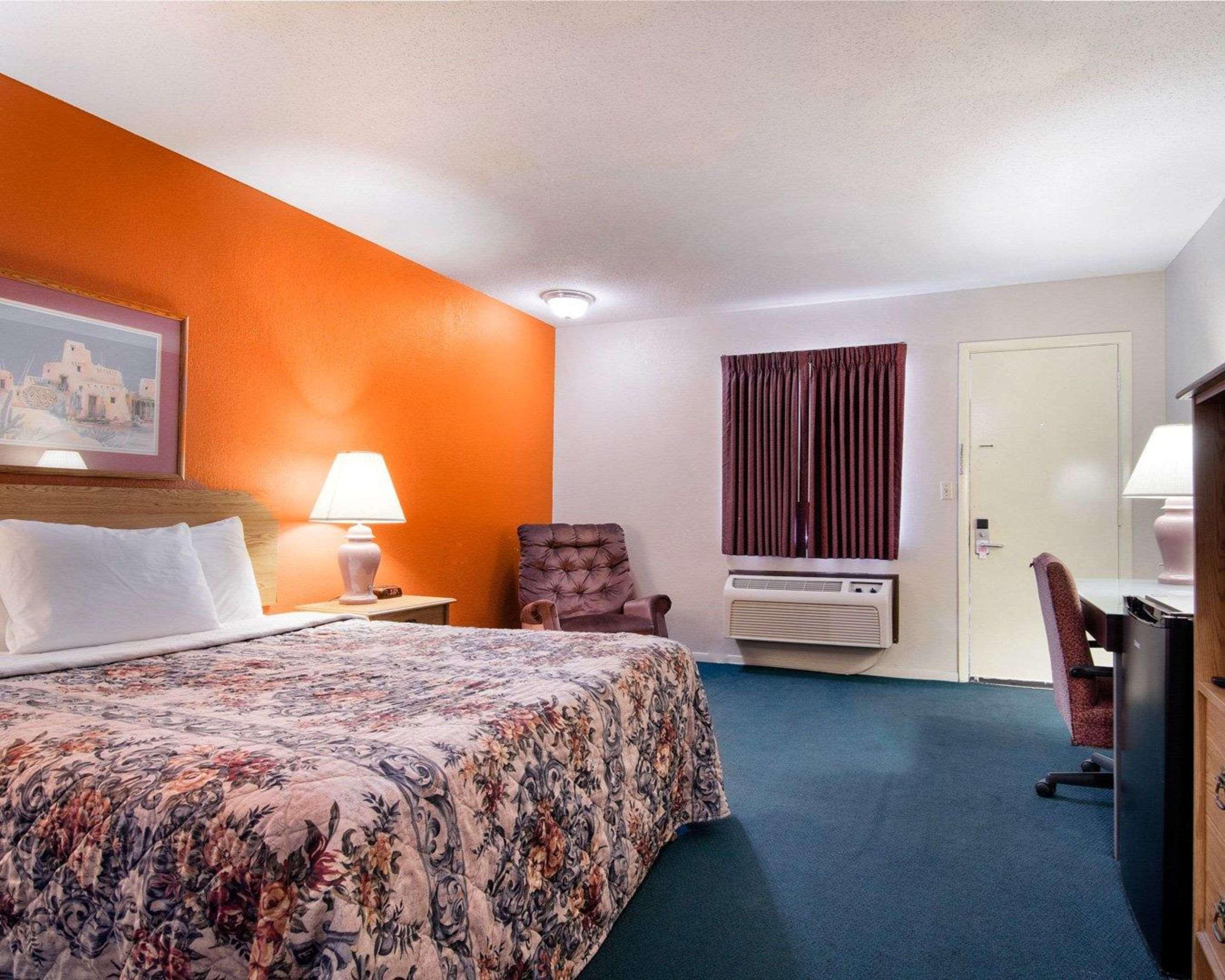 Knights Inn & Suites Emporia Exterior photo